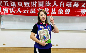 新北議員劉美芳贈繪本於八所國小 盼提倡兒童安全意識