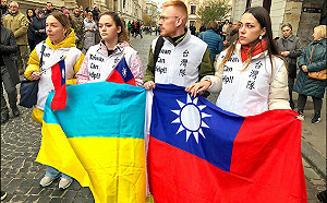 烏克蘭軍方為曾聖光辦告別式 上百民眾攜中華民國與烏克蘭國旗送行