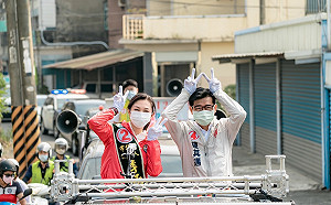 柯志恩嘆藍鐵票流失  陳其邁:市政不分顏色、選票不是主要考量