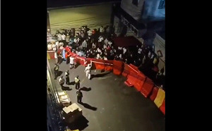 (影)廣東珠海傳抗議封控毀壞圍欄、推倒警車 遭高壓水柱鎮壓