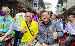 王定宇合體新北議員候選人黃淑君掃街 帶「神秘禮物」加持 