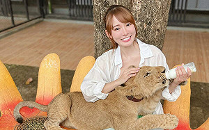 林莎泰國「餵小獅子喝奶」面有難色!網笑:各種驚恐表情包
