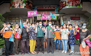 黃偉哲市場拜票展現高人氣  民進黨議員紛紛到場相挺