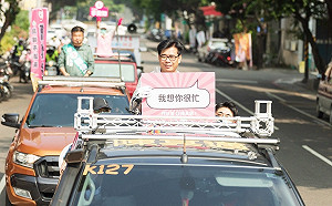 選戰倒數10日 陳其邁撩妹金句重出江湖 邀市民線下相遇線上互動