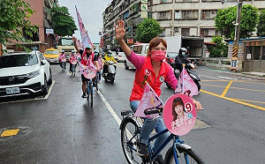 新北市議員選戰起跑  張嘉玲「粉紅超跑車隊」拜票