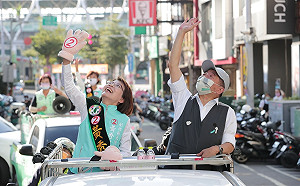 陳時中南下彰化陪黃秀芳車掃  員林街頭沸騰起來