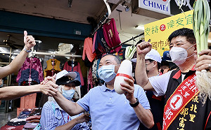 侯友宜赴新店、坪林掃街　新北各區建設「不遺忘任何人」 