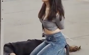 (影) 廣州女子遭反綁還跪地 就因「口罩弄丟」？ 網民整個怒了!