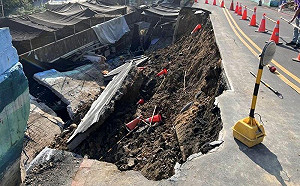 「新北」樹林路塌驚悚畫面曝光！房屋遭吞噬 天坑坍近18米