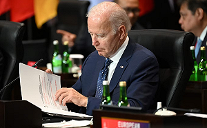 G20 我坐那裡? 甚麼時候該說話? 拜登又被抓到看指示小抄「照表操課」