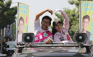 女神議員黃捷化身最強小雞  輔選搶救大岡山新人陳慶鴻