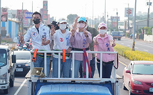 柯志恩大岡山掃街 「主持人」上身沿途導覽介紹高雄