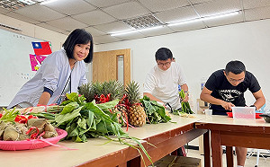 柯志恩市場掃街大豐收 比人氣也比戰利品