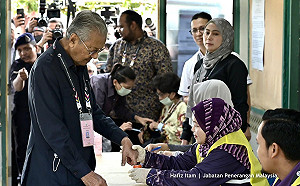 馬來西亞大選 懸峙國會成定局、前首相馬哈地落馬