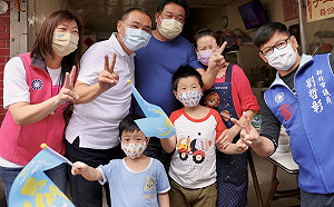 石碇、深坑民眾超熱情  與侯友宜大跳凍蒜舞嗨翻老街