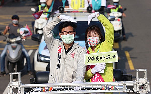 擔心李雅慧選情  陳其邁二度親征陪車掃全力催票