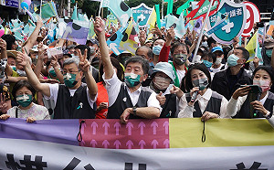 陳時中宣傳車遭男子持刀強登 6警噴辣椒水控制場面 