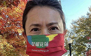 戰貓蕭美琴戴榮耀花蓮口罩配楓紅 跨海挺Kolas