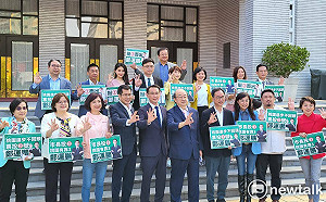 綠委齊挺「好鵬友」！鄭運鵬返黨團：將提早畢業承擔責任