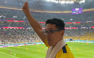 (影) 卡達吞世界盃首敗 厄瓜多球迷「數鈔票」手勢挑釁 後面一排阿拉伯人瞪眼