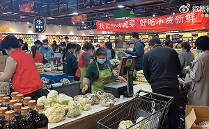 單日新增 2 萬例 武漢傳言封城 民眾瘋搶賣場 痛罵 : 把人心態搞崩