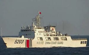 直接「搶」！菲國海軍中業島撈火箭殘骸 中國海警海上「攔截」強搶