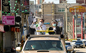 「選情越來越好」 陳建仁力挺陪鄭運鵬車隊掃街　　