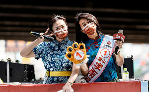 穿客家藍衫與客語主持車掃  基進李雨蓁展現客家後生團結