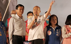 韓國瑜站台讚謝龍介「顏值高」 自嘲有蘇貞昌在賴清德旁的感覺