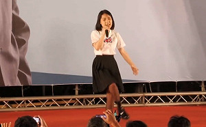 不能只有我看到！徐巧芯穿黑絲襪、制服大跳王心凌《愛你》 為謝龍介助選