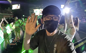 阿滴化身一日職籃迷！合影火辣啦啦隊網虧：真的滴哥