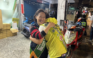 廖婉如感性擁抱新北議員候選人黃淑君籲：守護關鍵一席 