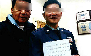 陸軍上校向德恩投共月賺四萬 軍裝拿投降書拍照｢讓習大大那邊認同｣