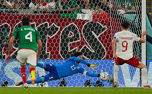 世足／墨西哥門將超猛擋球  擋住波蘭開胡希望兩隊戰和