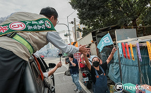 黃偉哲車掃擊掌「投5號」 支持者直呼市長好親切
