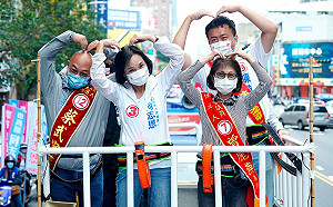 柯志恩前鎮車掃賣萌比愛心 貪食蛇緊緊相伴追隨