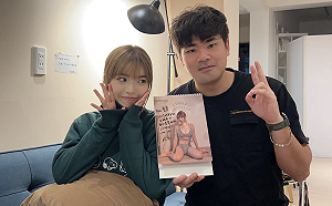 網紅阿圓親送寫真  蔡哥「最喜歡」！合照網驚：夫妻臉