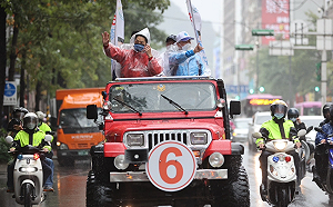 與李四川車掃　蔣萬安籲不畏風雨投票「決定未來光明還黑暗」