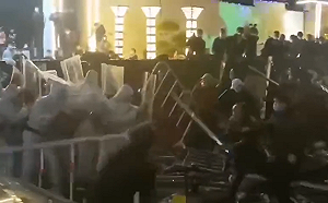 (影) 鄭州富士康集體暴動畫面曝光 上千勞工砸翻公安車 手持2公尺鐵棒與警對峙