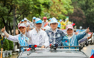 滂沱大雨陪同張善政掃街 朱立倫：北北基桃每一席都有勝選決心