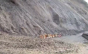 連日大雨山崩路斷！中橫77K靈甫橋禁止通行  居民回家受阻