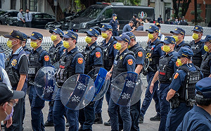 選前之夜全國最近 雙方毗鄰較勁 新北警「祥和平安專案」 800警嚴陣以待