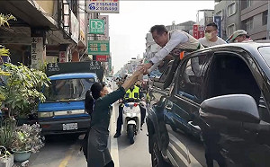 黃偉哲率市區車隊掃街  奶茶妹送冷飲好感動