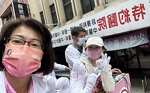 冒雨陪盧秀燕車隊掃街 邱愛珊:懇請支持一席新的力量
