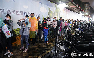 現場直擊》大雨不斷陳時中取消夜市掃街 支持者擠爆人行道與陳合影
