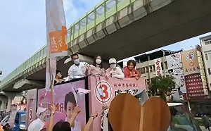 (影)盧秀燕坦言掃街冷 蔡其昌推「去投票就會贏」今晚估萬人湧入圓滿劇場