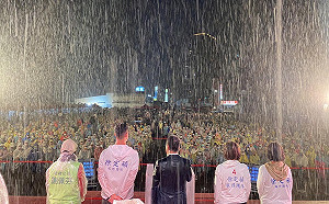 翻轉苗栗最後一哩路 徐定禎造勢蔡賴陪淋雨感動萬人