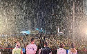 「黑金的雨在苗栗下了72年」不捨鄉親冒雨 徐定禎一家淋雨堅不穿雨衣