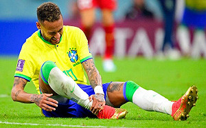 世足／巴西噩夢重演？內馬爾右腳踝嚴重腫脹　傷情仍未知