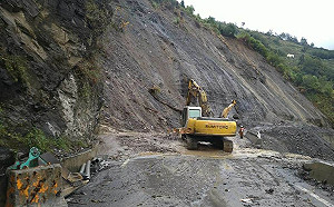 中橫77K靈甫橋大面積山崩！公路總局：今晨已恢復通車
